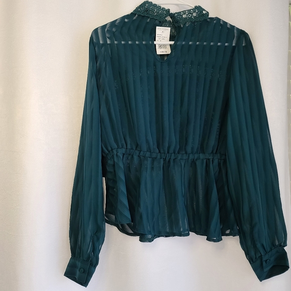 🆕️ Esmerald Green Long Sleeve Blouse - Picture 5 of 8